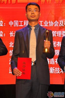 達(dá)剛路面粉料撒布車榮獲殼牌杯 CMIIC 2015明星產(chǎn)品獎(jiǎng)-